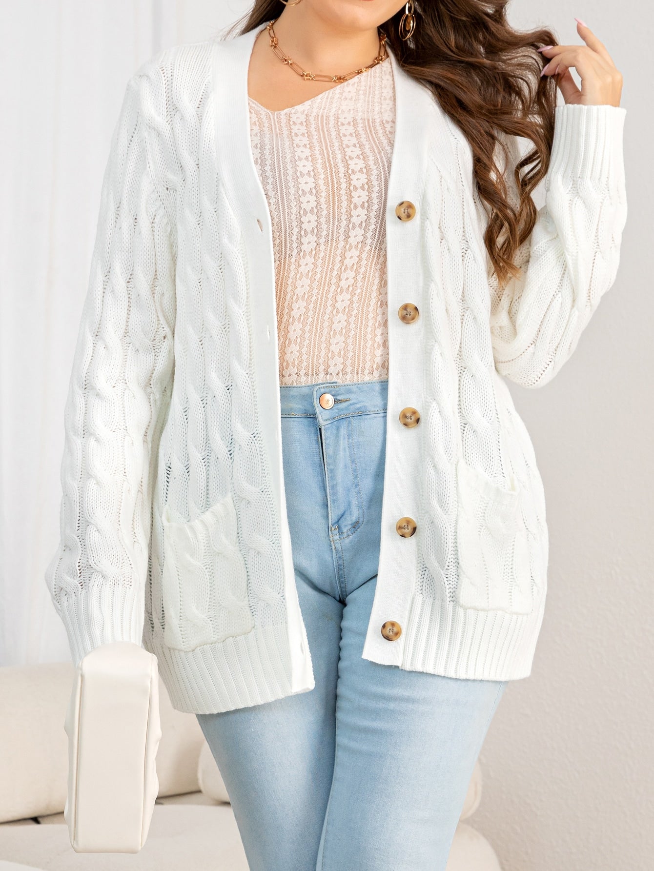 Cardigan feminino com botões frontais Emmy. Plus Size