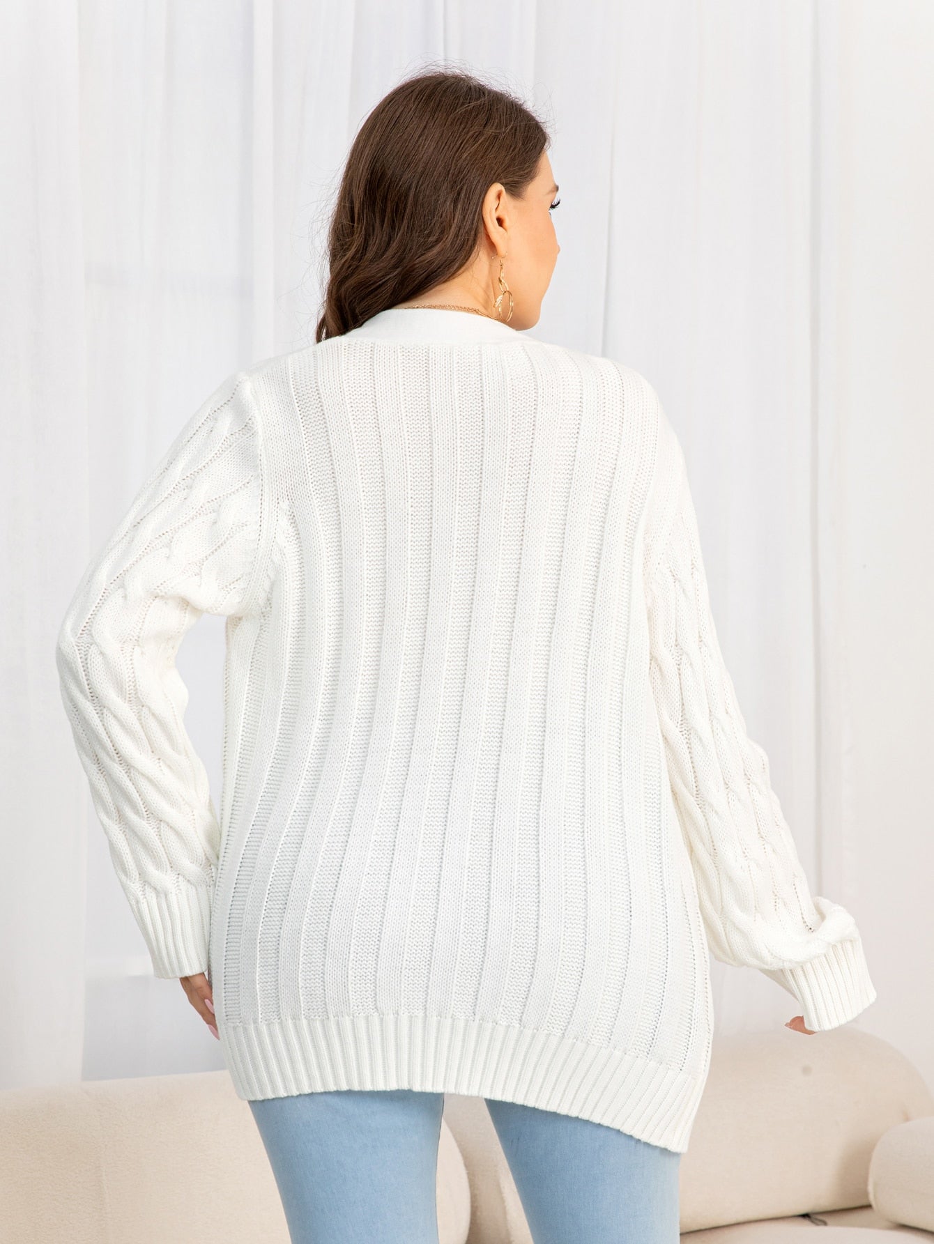 Cardigan feminino com botões frontais Emmy. Plus Size