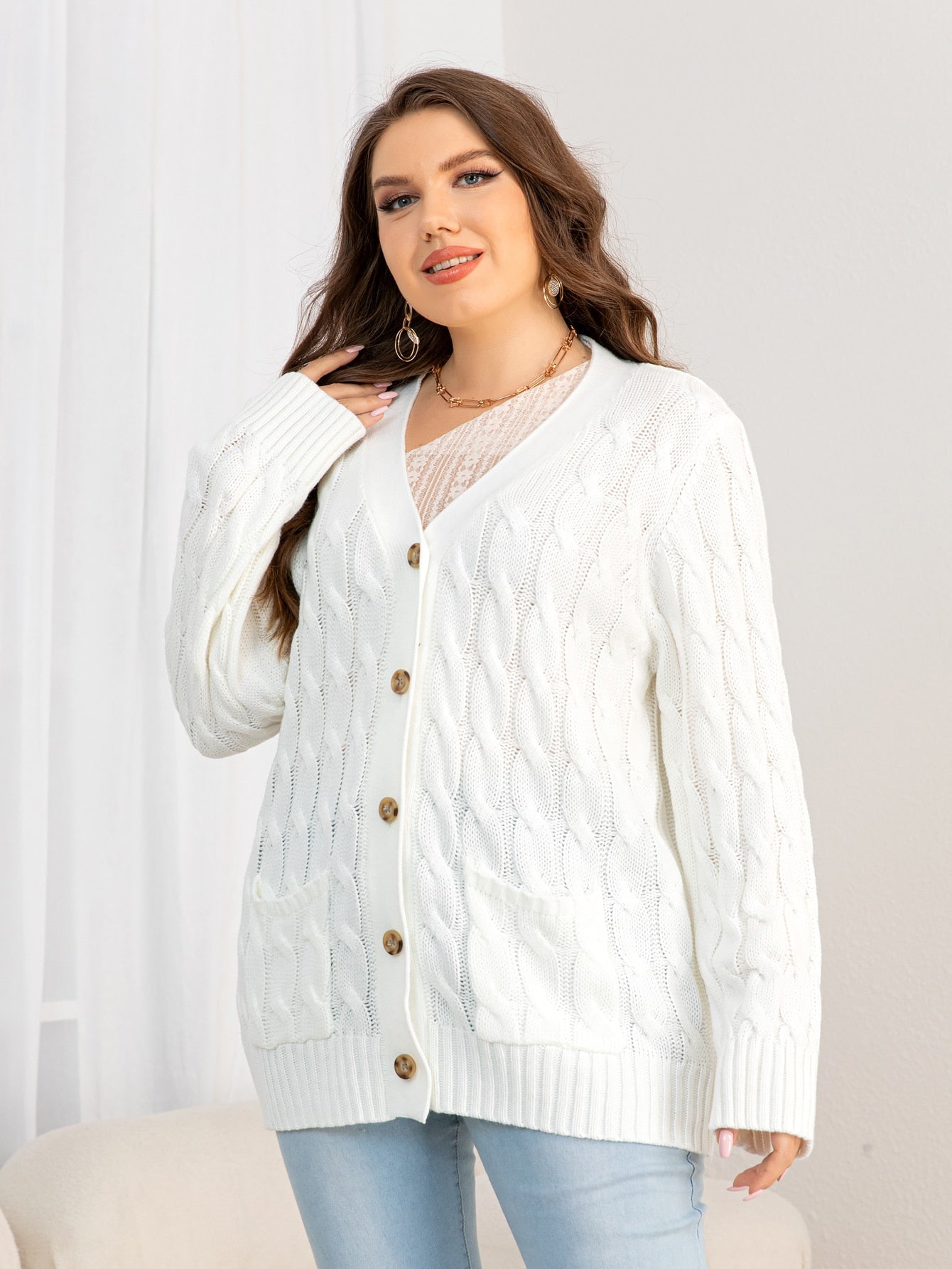 Cardigan feminino com botões frontais Emmy. Plus Size
