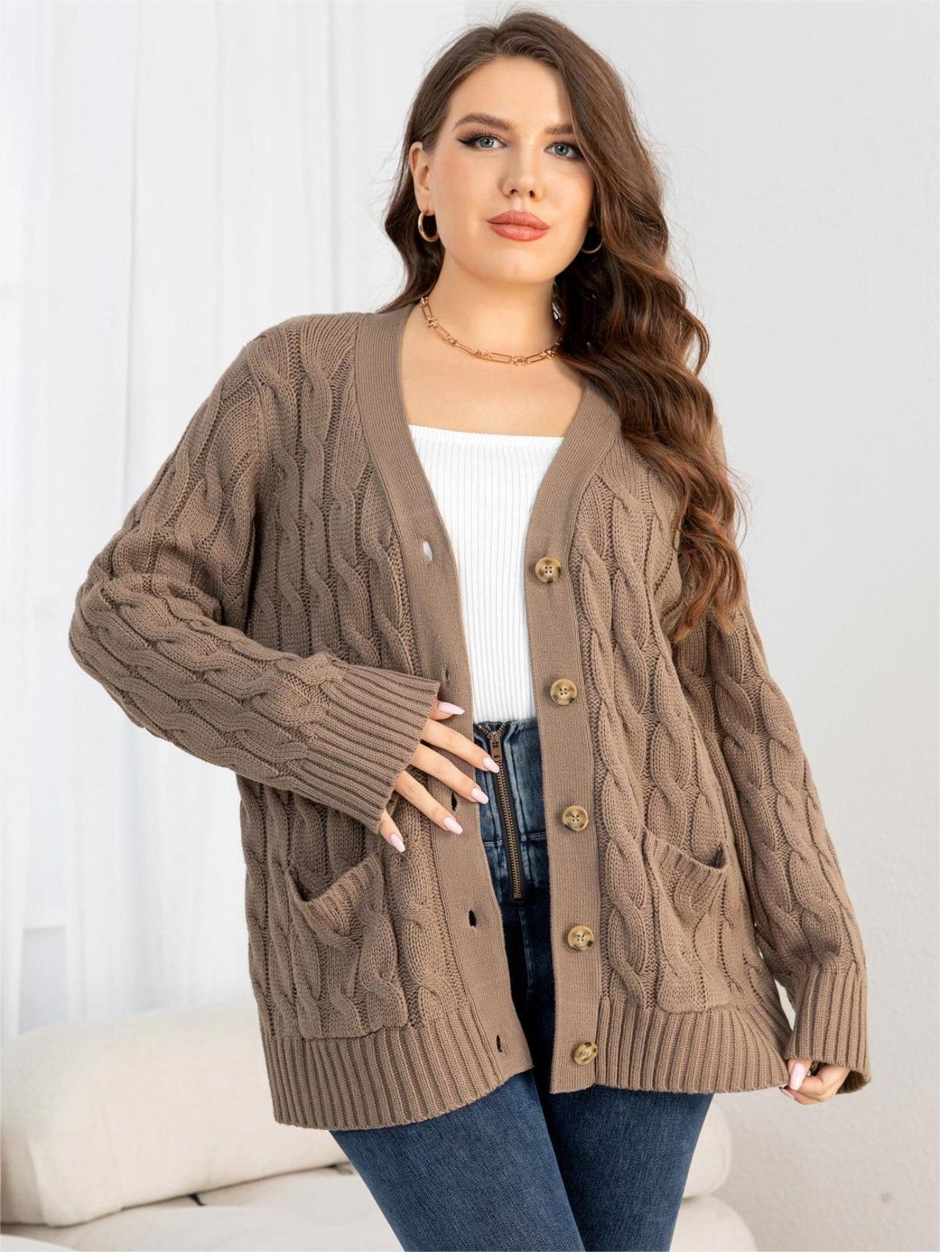 Cardigan feminino com botões frontais Emmy. Plus Size