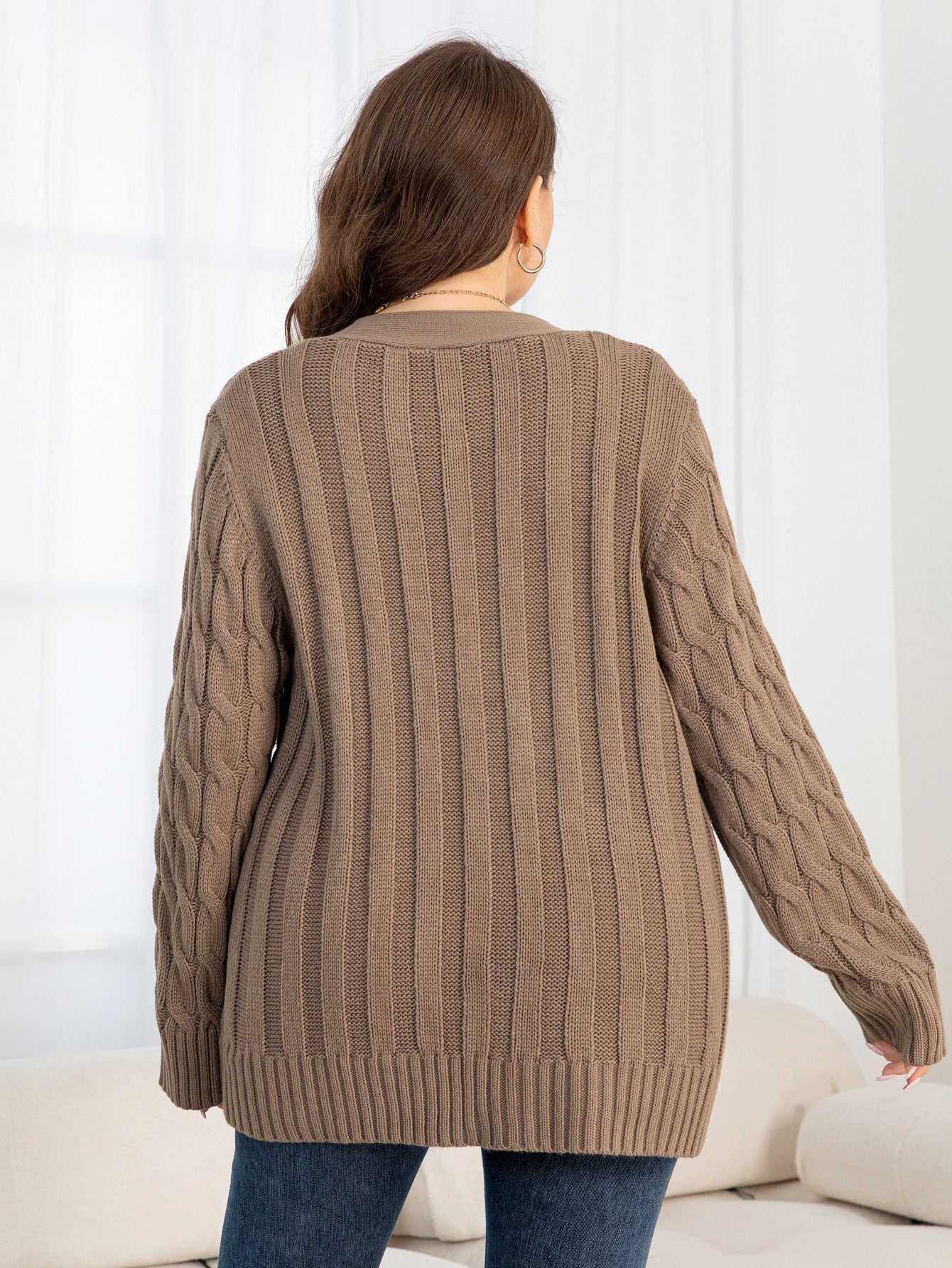 Cardigan feminino com botões frontais Emmy. Plus Size