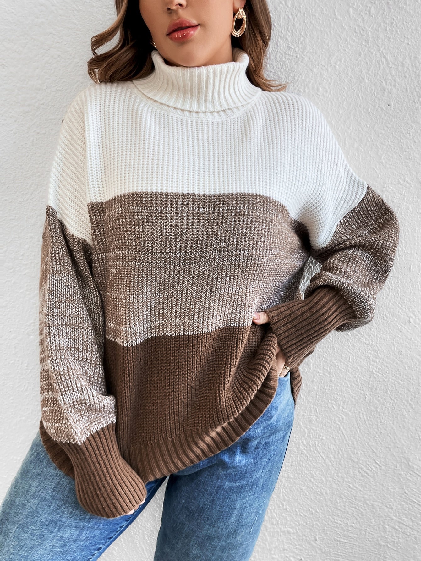 Suéter feminino blocos de cor e gola alta em tricô Kellys. Plus Size