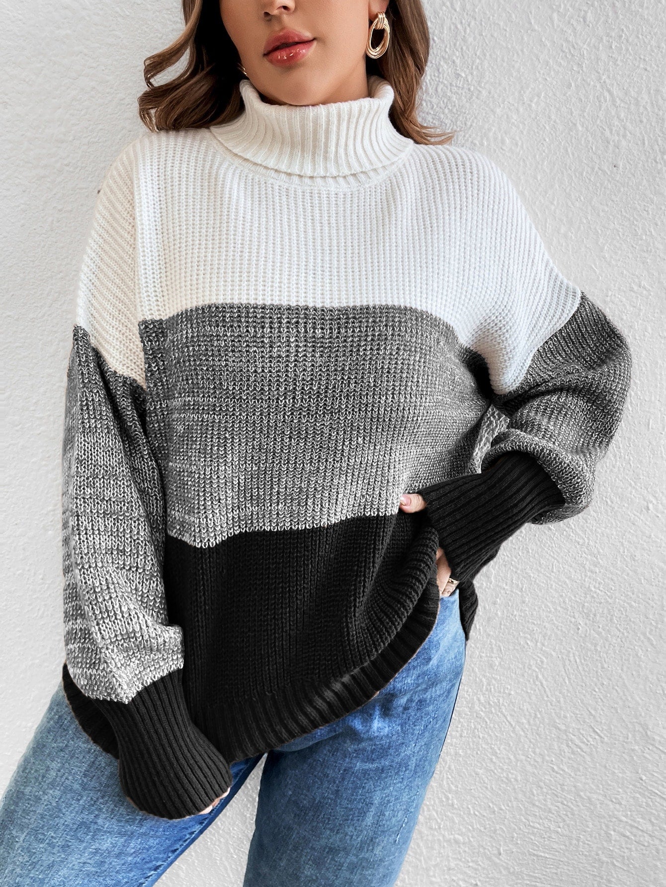 Suéter feminino blocos de cor e gola alta em tricô Kellys. Plus Size