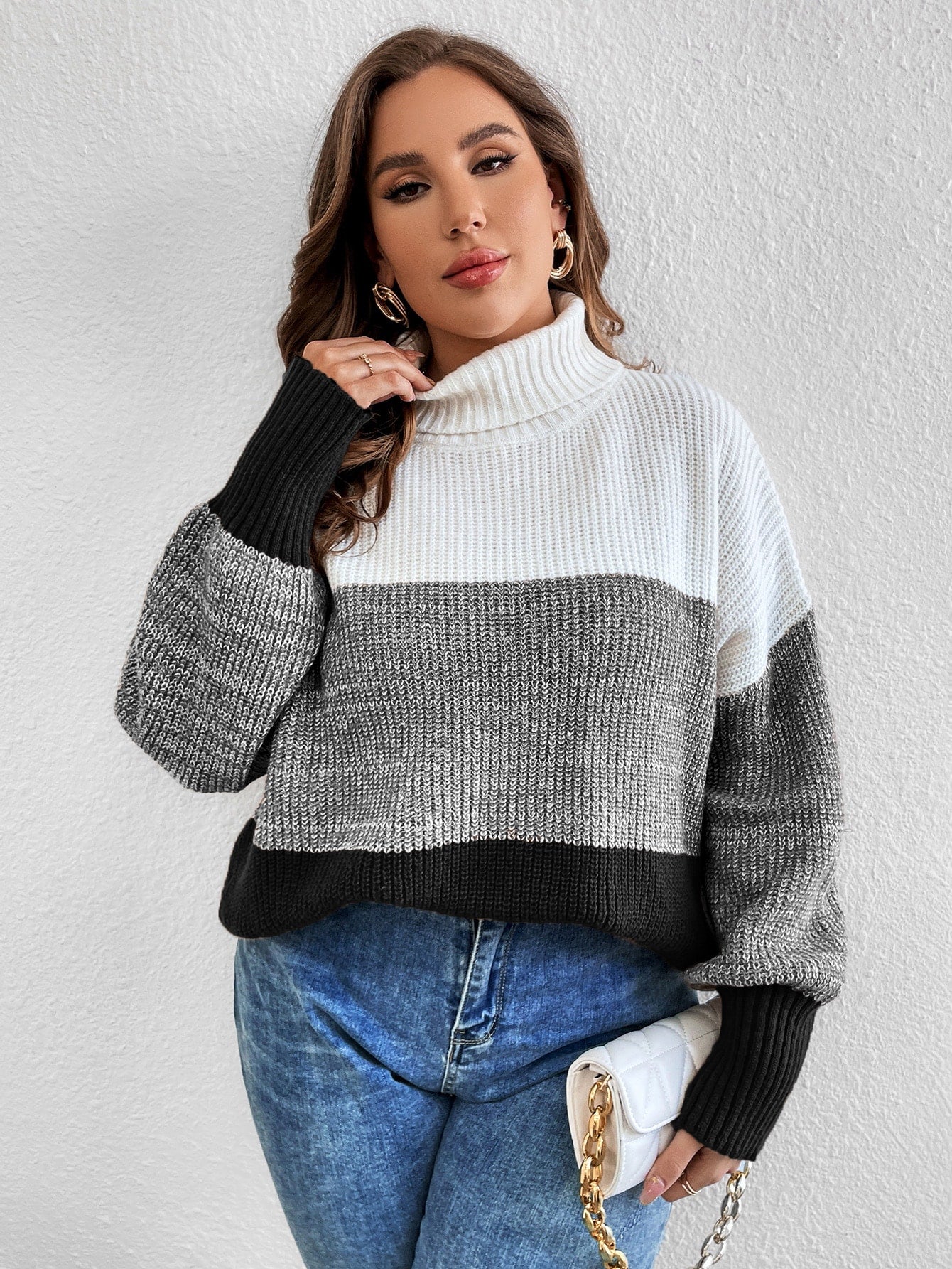 Suéter feminino blocos de cor e gola alta em tricô Kellys. Plus Size
