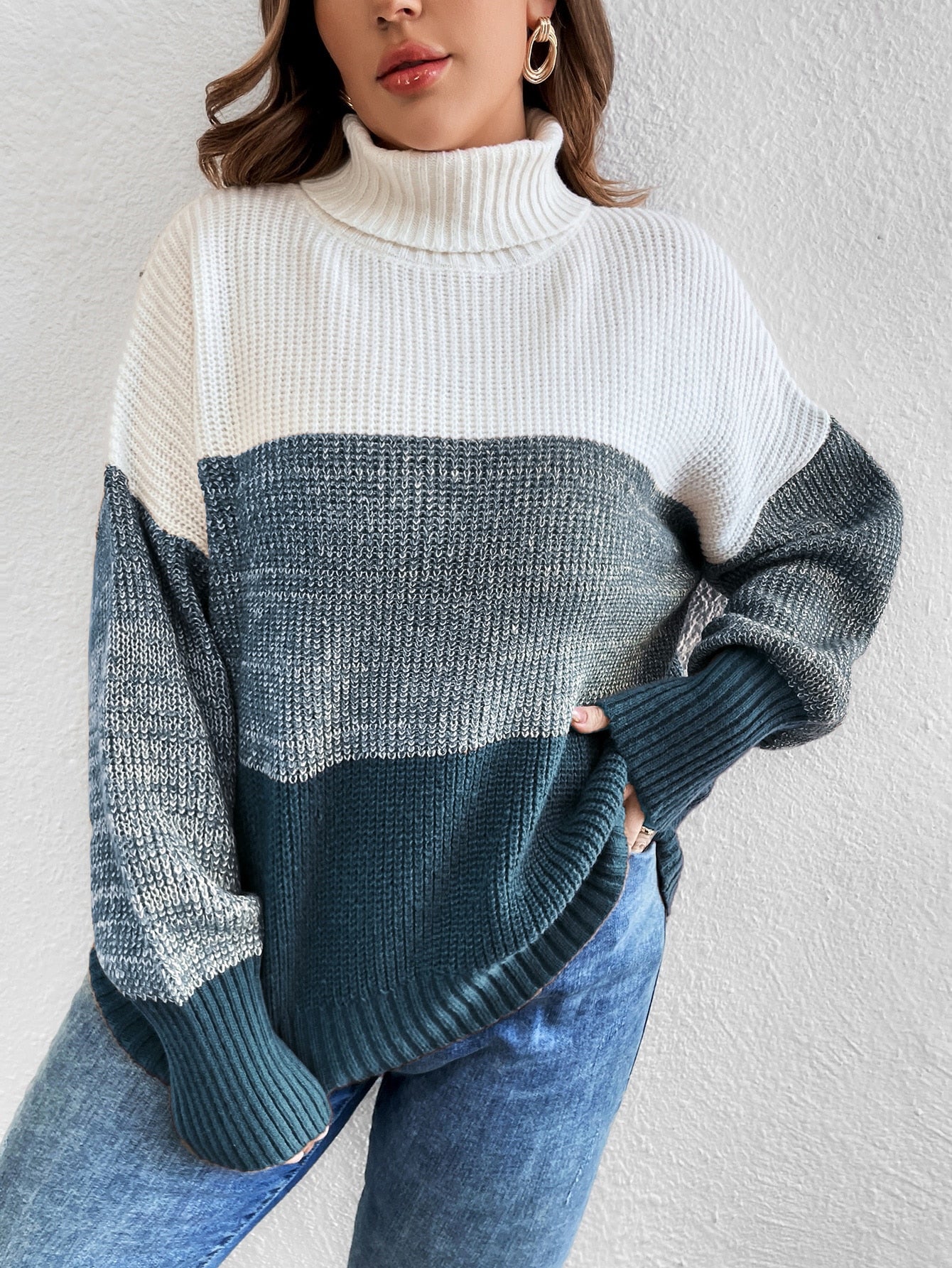Suéter feminino blocos de cor e gola alta em tricô Kellys. Plus Size