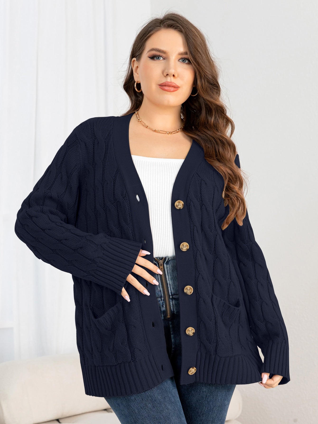 Cardigan feminino com botões frontais Emmy. Plus Size