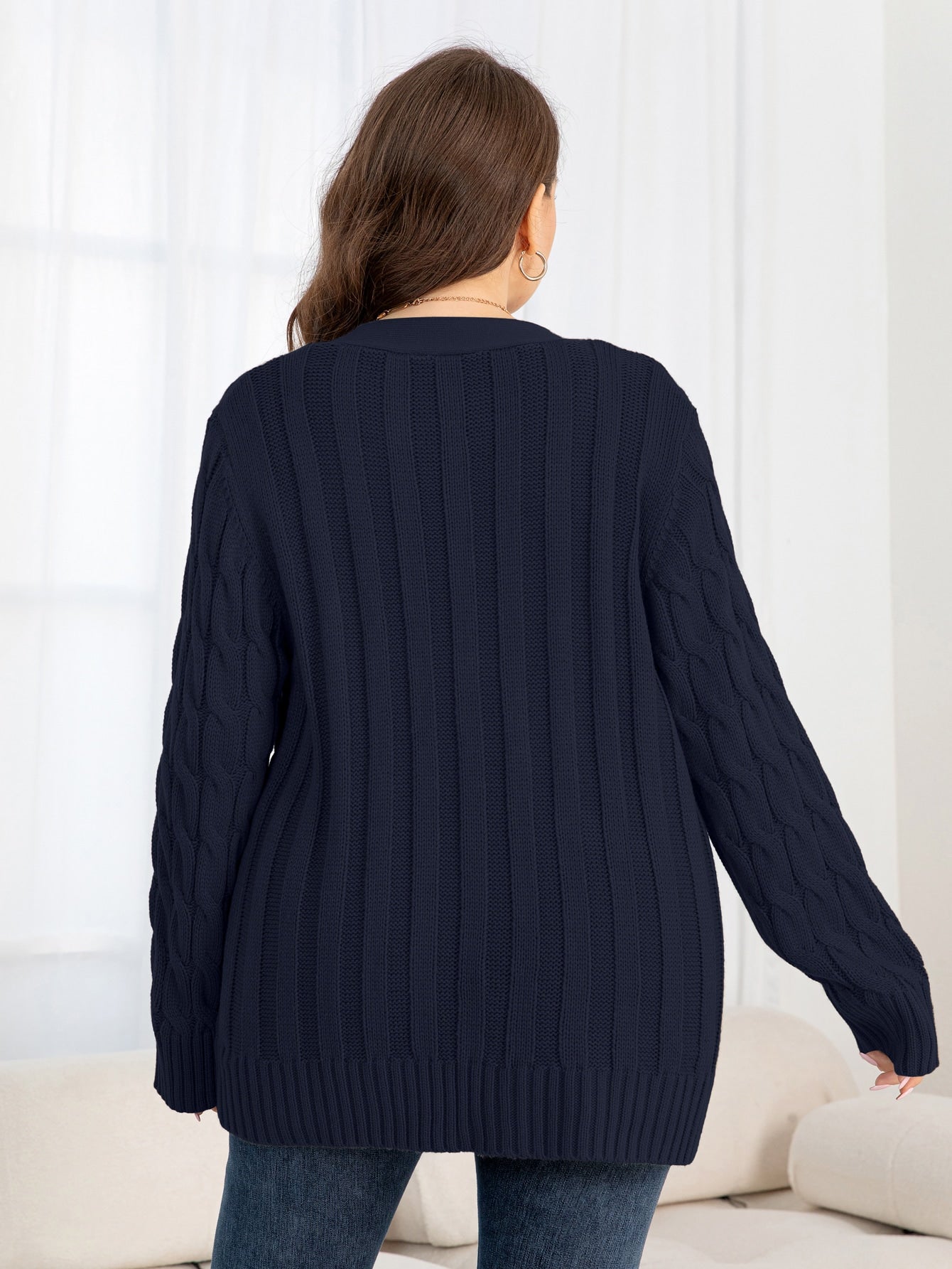 Cardigan feminino com botões frontais Emmy. Plus Size