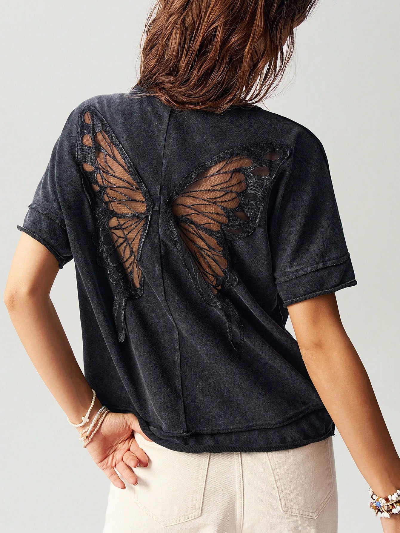 Camiseta Feminina Estilo Solto com Borboleta Vazada - Jacky