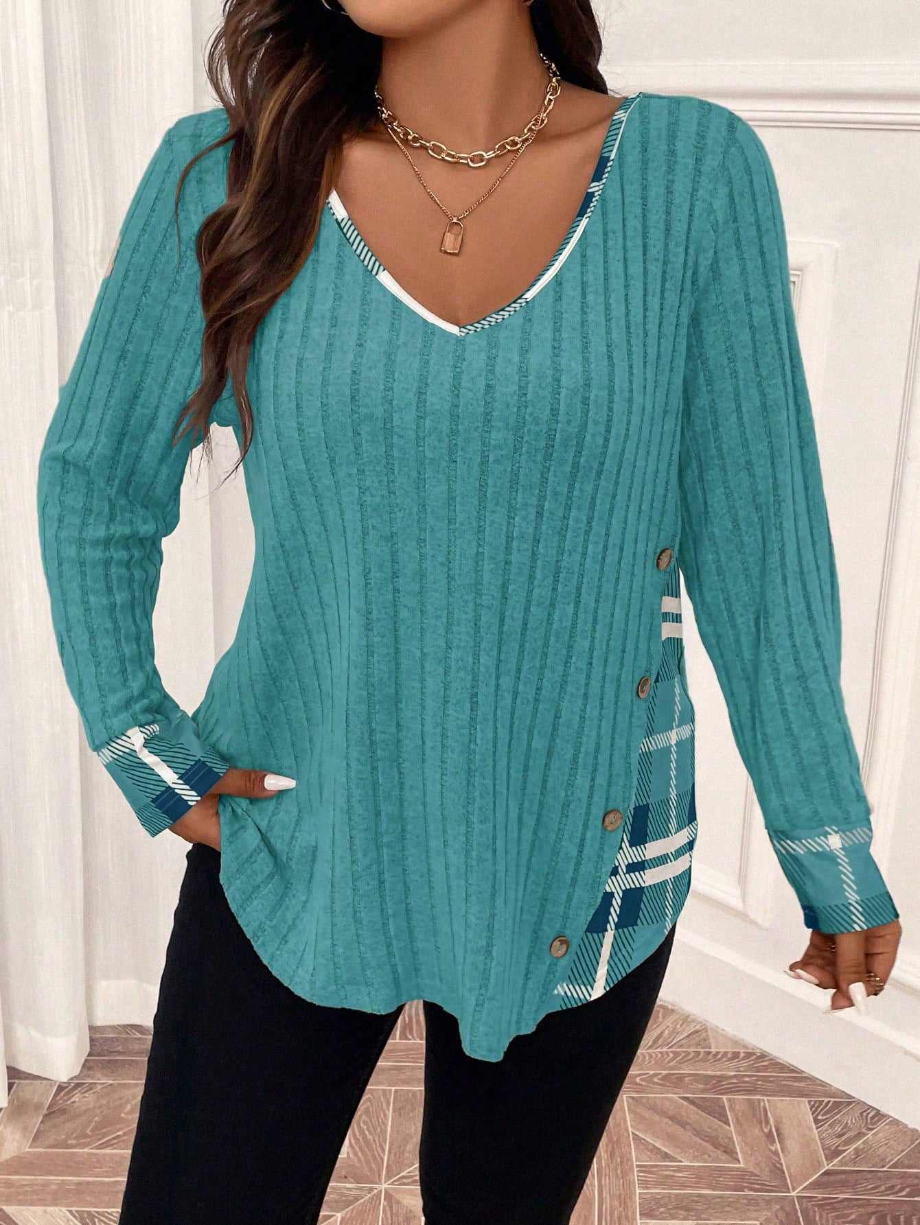 Blusa Mirtha Plus Size – Estilo e Conforto com Toque Xadrez Sofisticado