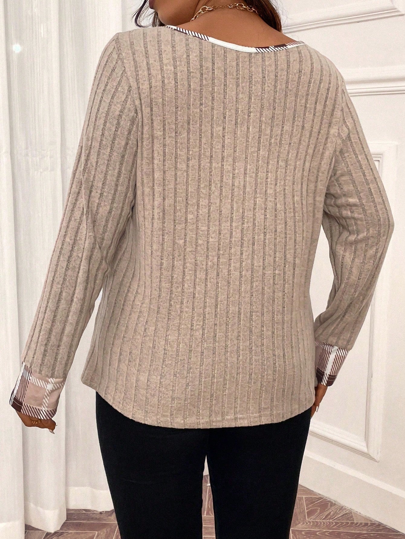 Blusa Mirtha Plus Size – Estilo e Conforto com Toque Xadrez Sofisticado