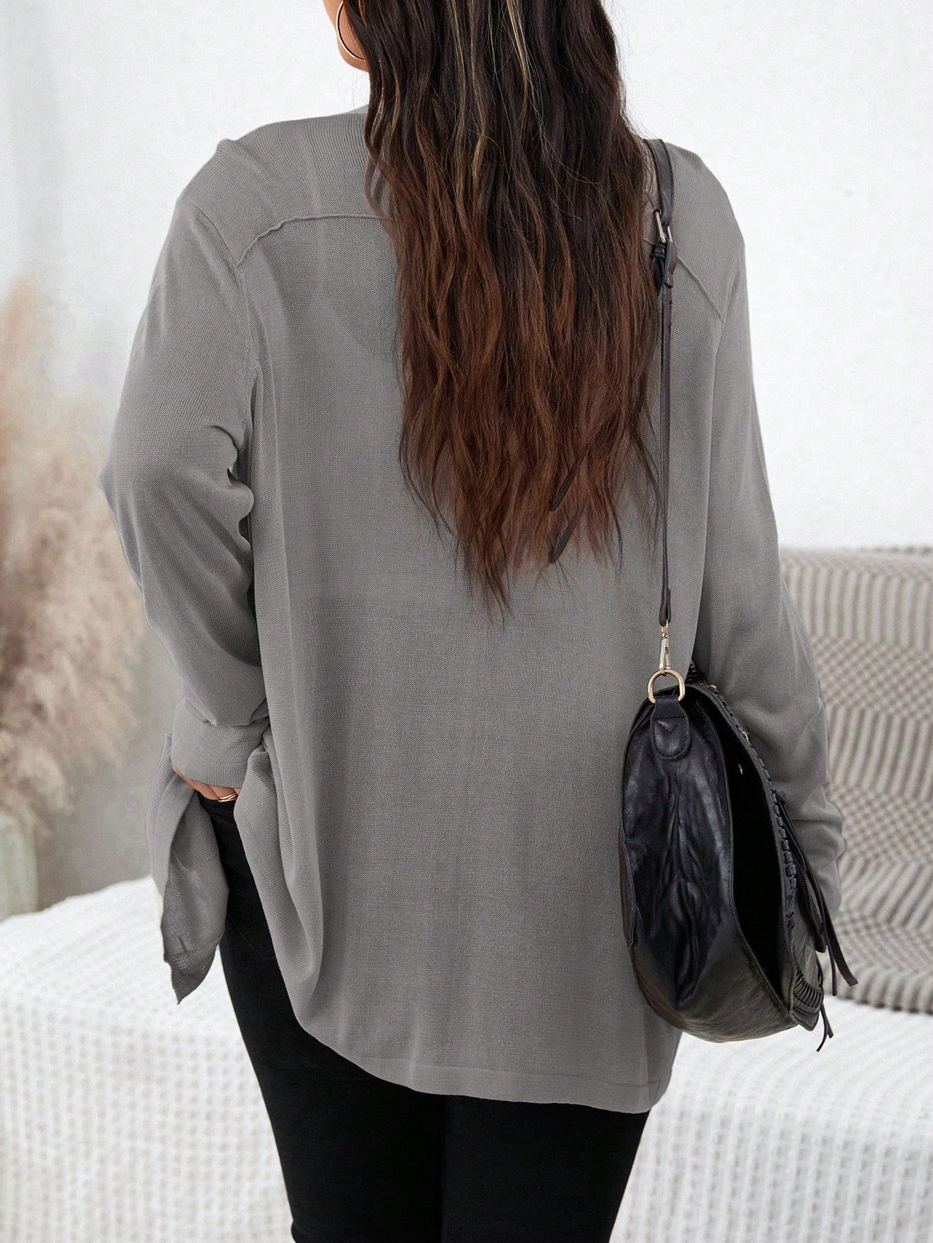 Cardigan Feminina com botões na frontal e bolsos duplos - Melany. Plus Size
