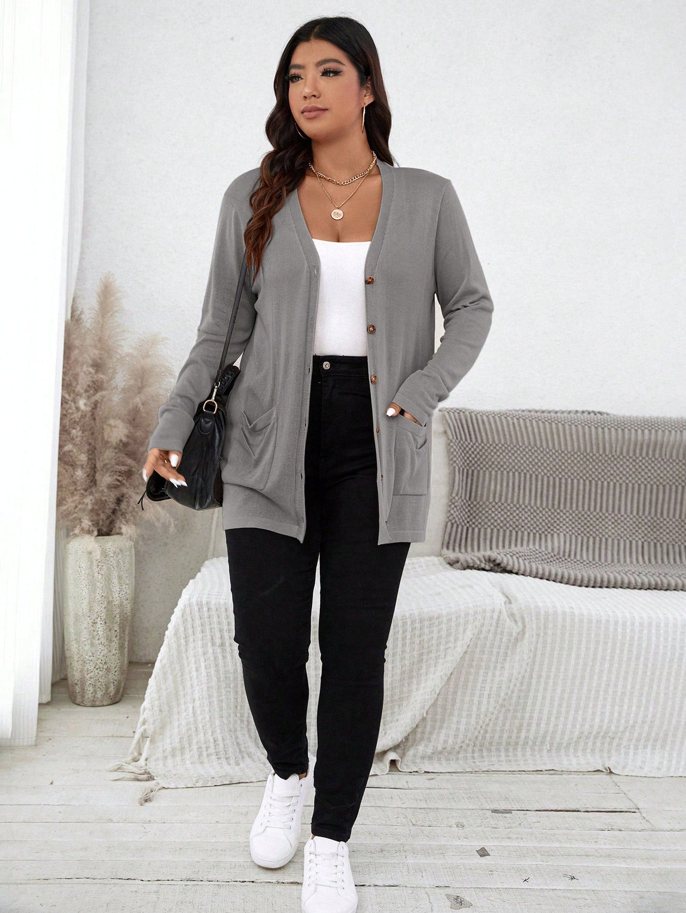 Cardigan Feminina com botões na frontal e bolsos duplos - Melany. Plus Size