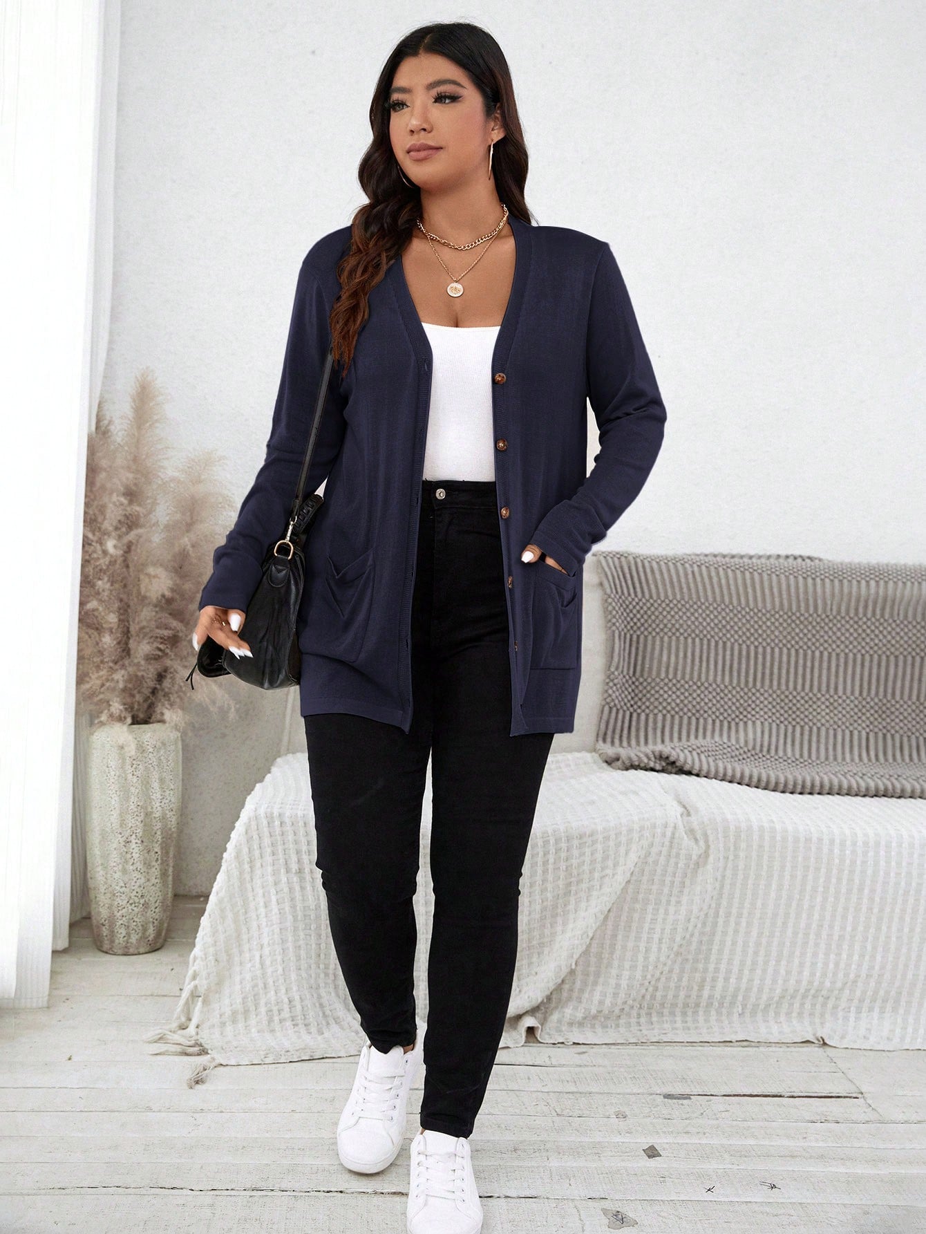 Cardigan Feminina com botões na frontal e bolsos duplos - Melany. Plus Size