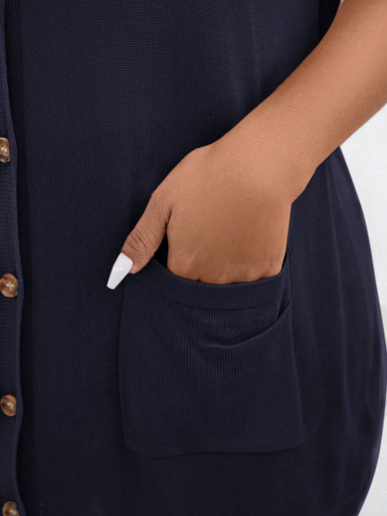 Cardigan Feminina com botões na frontal e bolsos duplos - Melany. Plus Size
