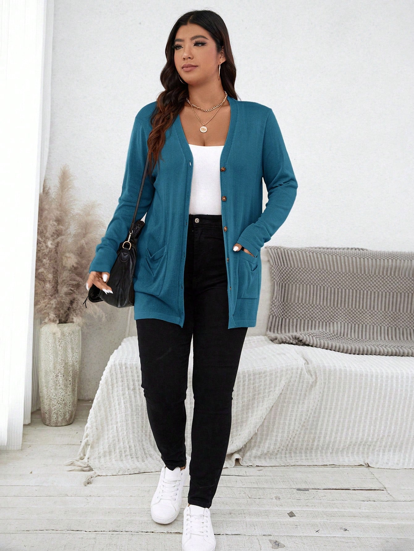 Cardigan Feminina com botões na frontal e bolsos duplos - Melany. Plus Size