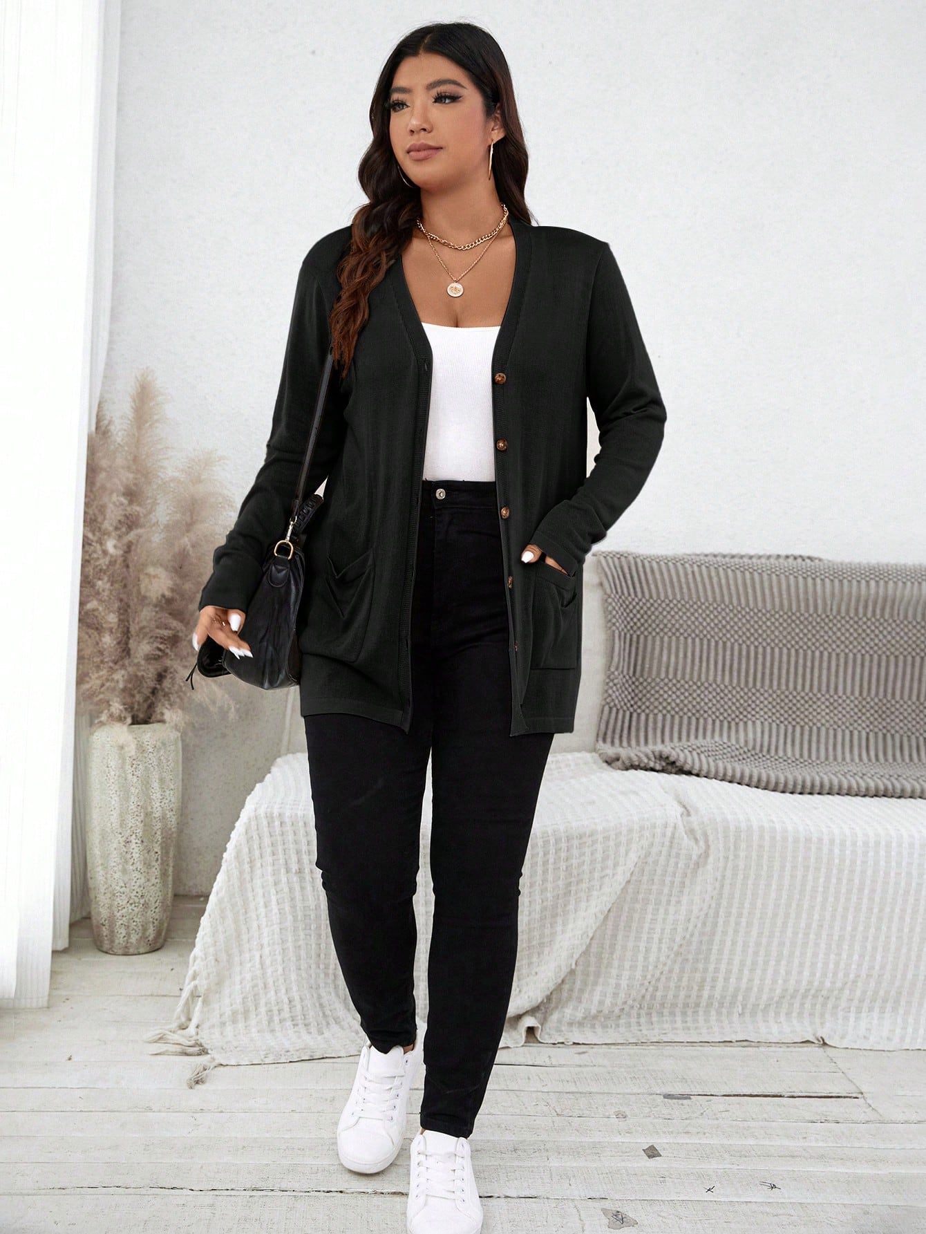 Cardigan Feminina com botões na frontal e bolsos duplos - Melany. Plus Size