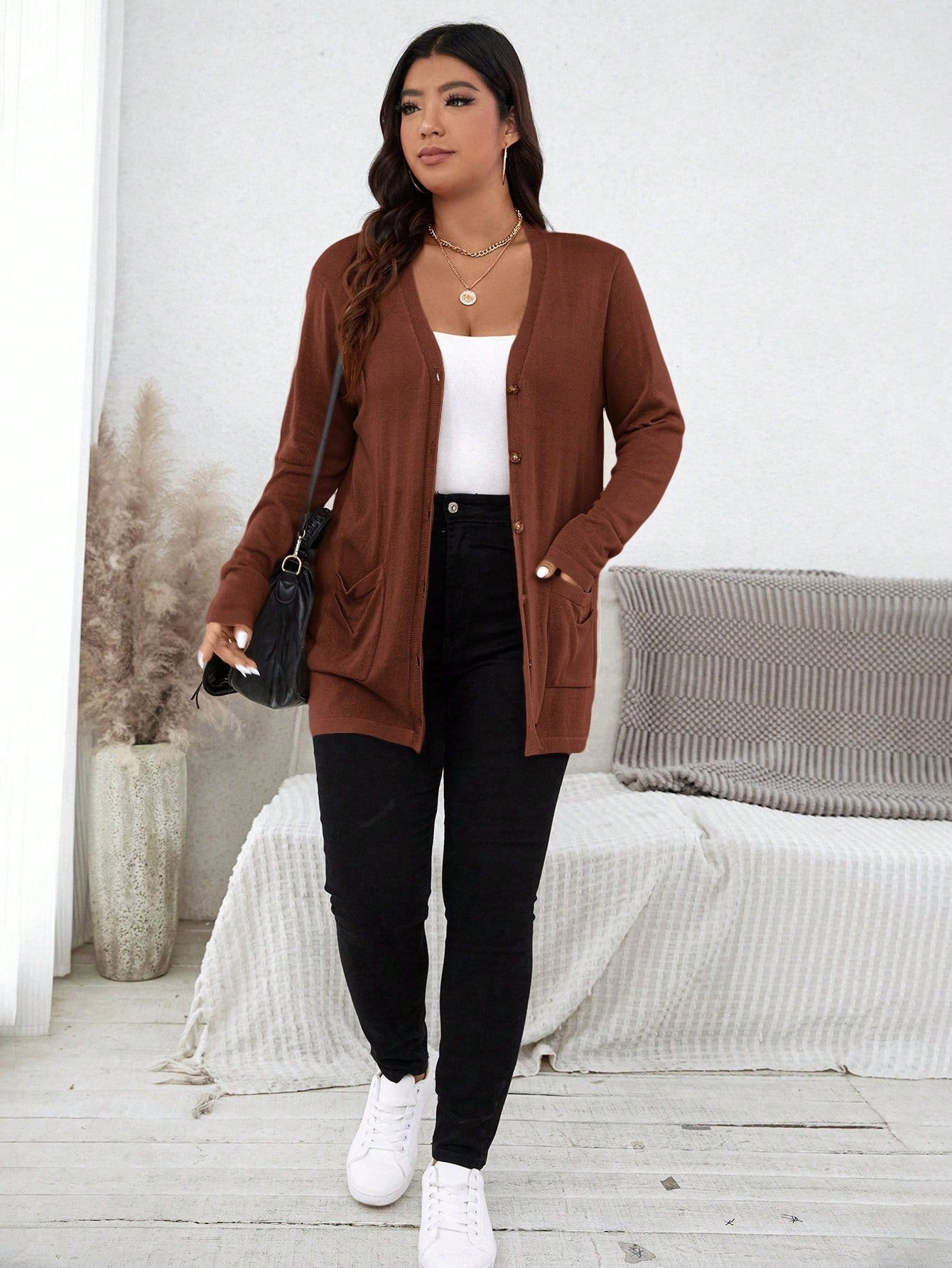 Cardigan Feminina com botões na frontal e bolsos duplos - Melany. Plus Size
