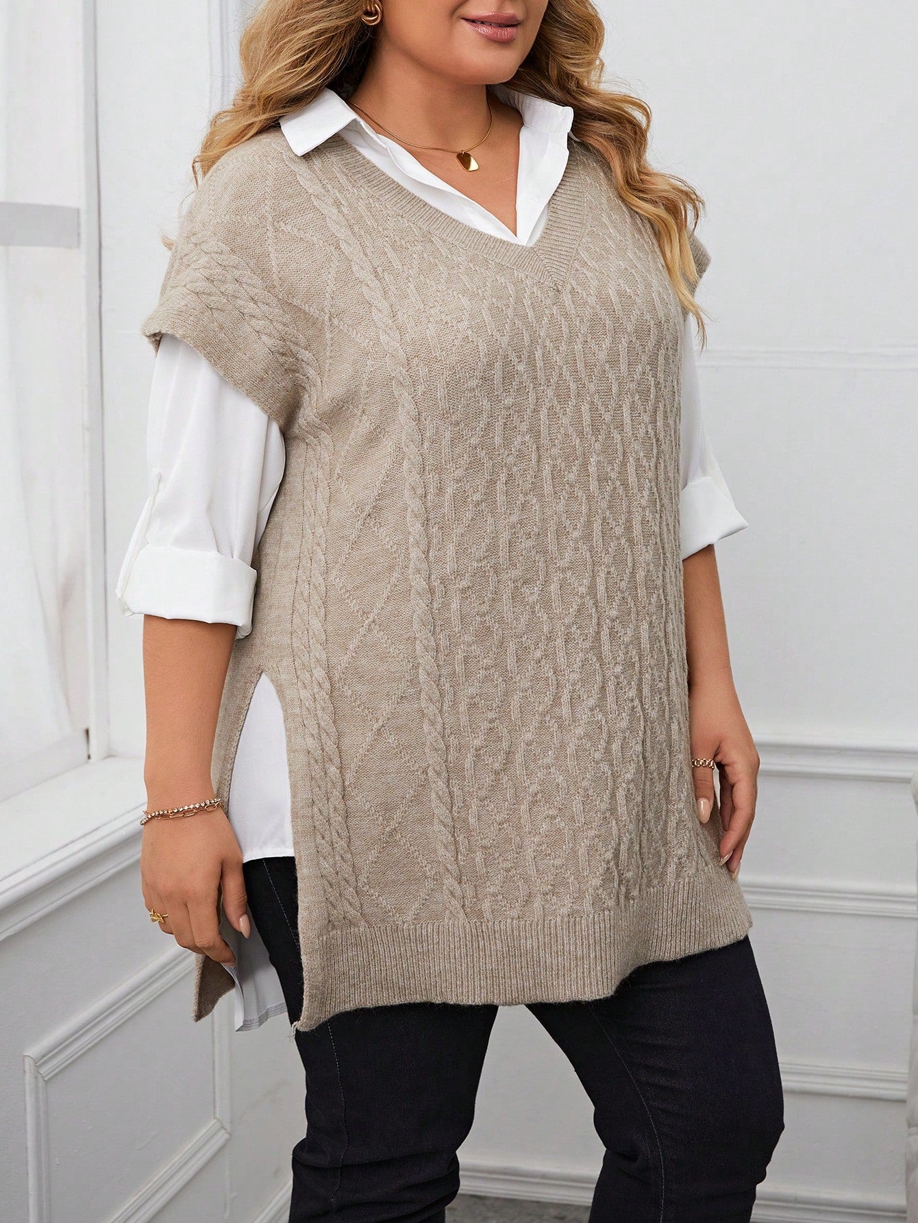 Colete Feminino em tricô gola V Fiorella. Plus Size
