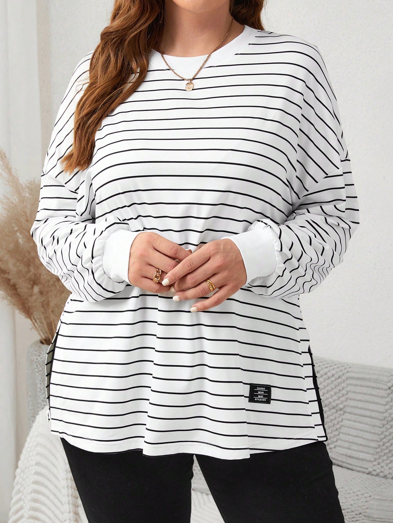 Blusa manga longa feminina listrada com gola redonda Emilia