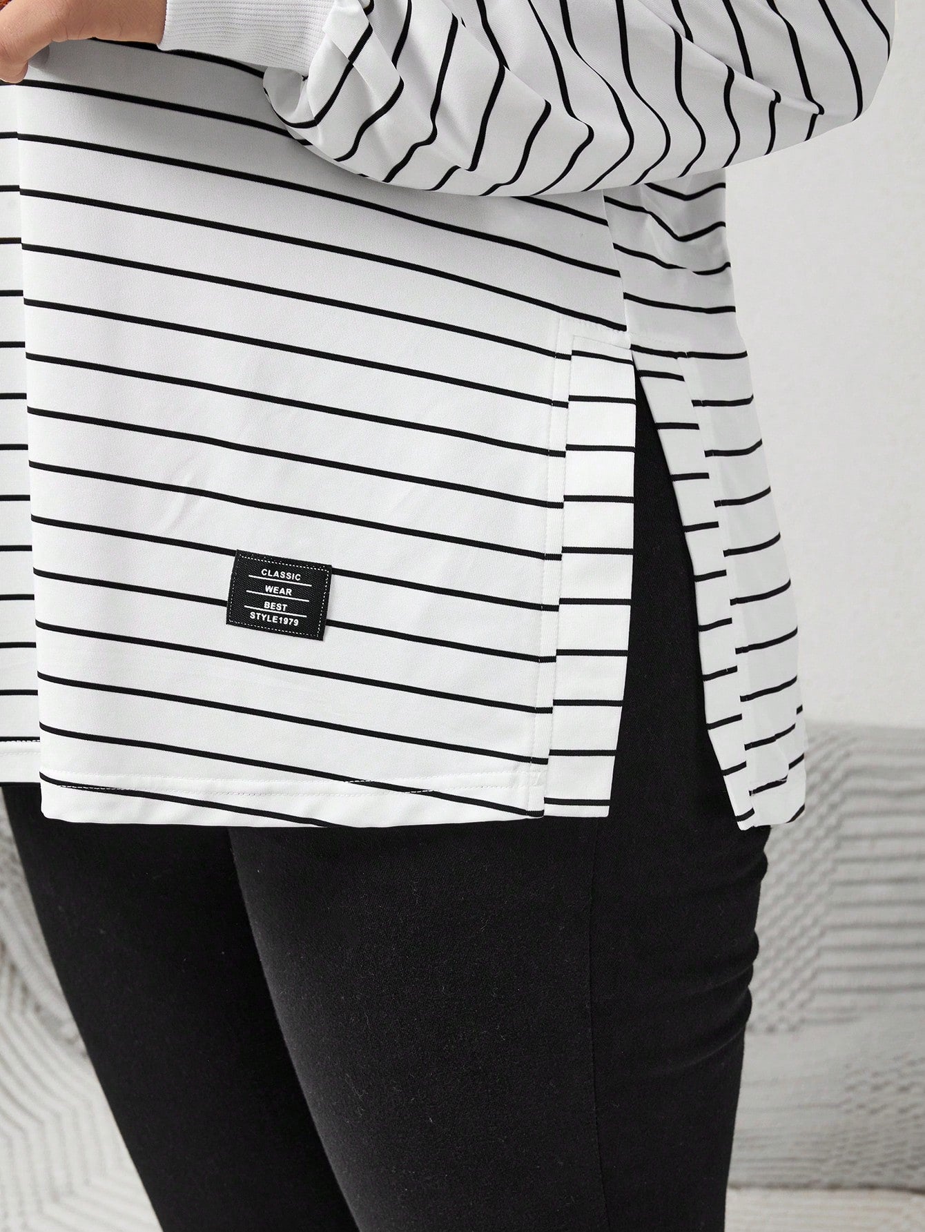Blusa manga longa feminina listrada com gola redonda Emilia