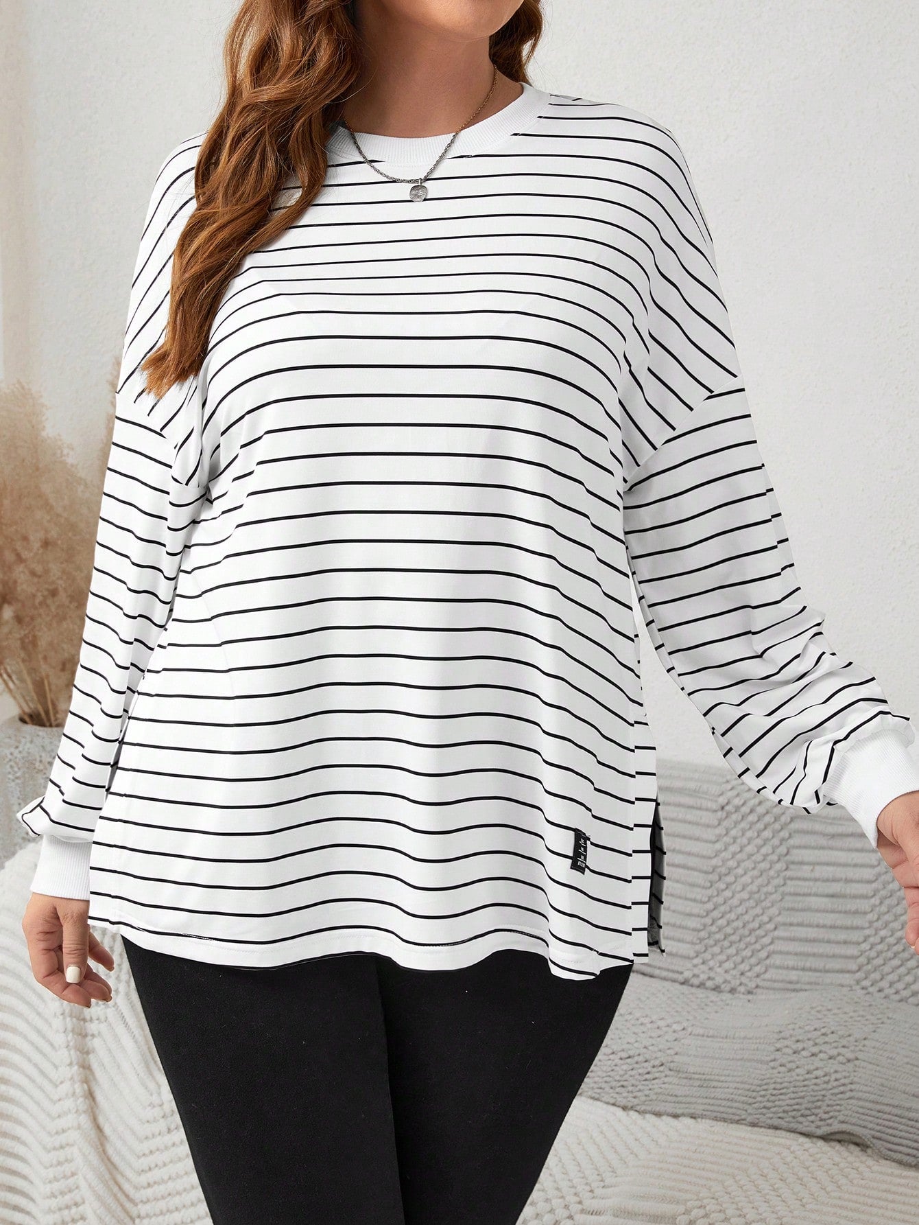 Blusa manga longa feminina listrada com gola redonda Emilia