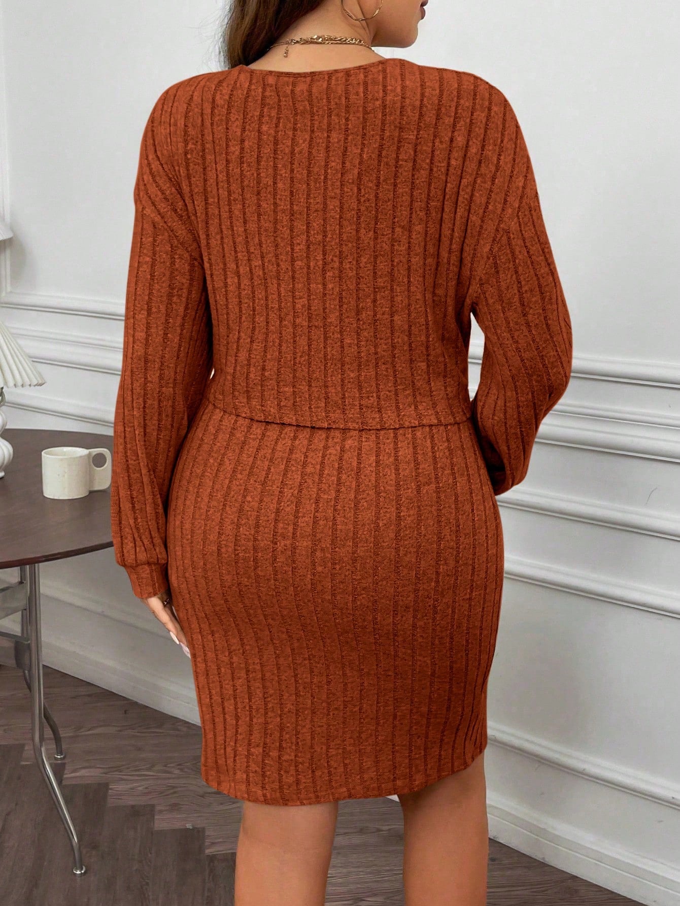 Vestido feminino canelado com Jaqueta Jeily. Plus Size