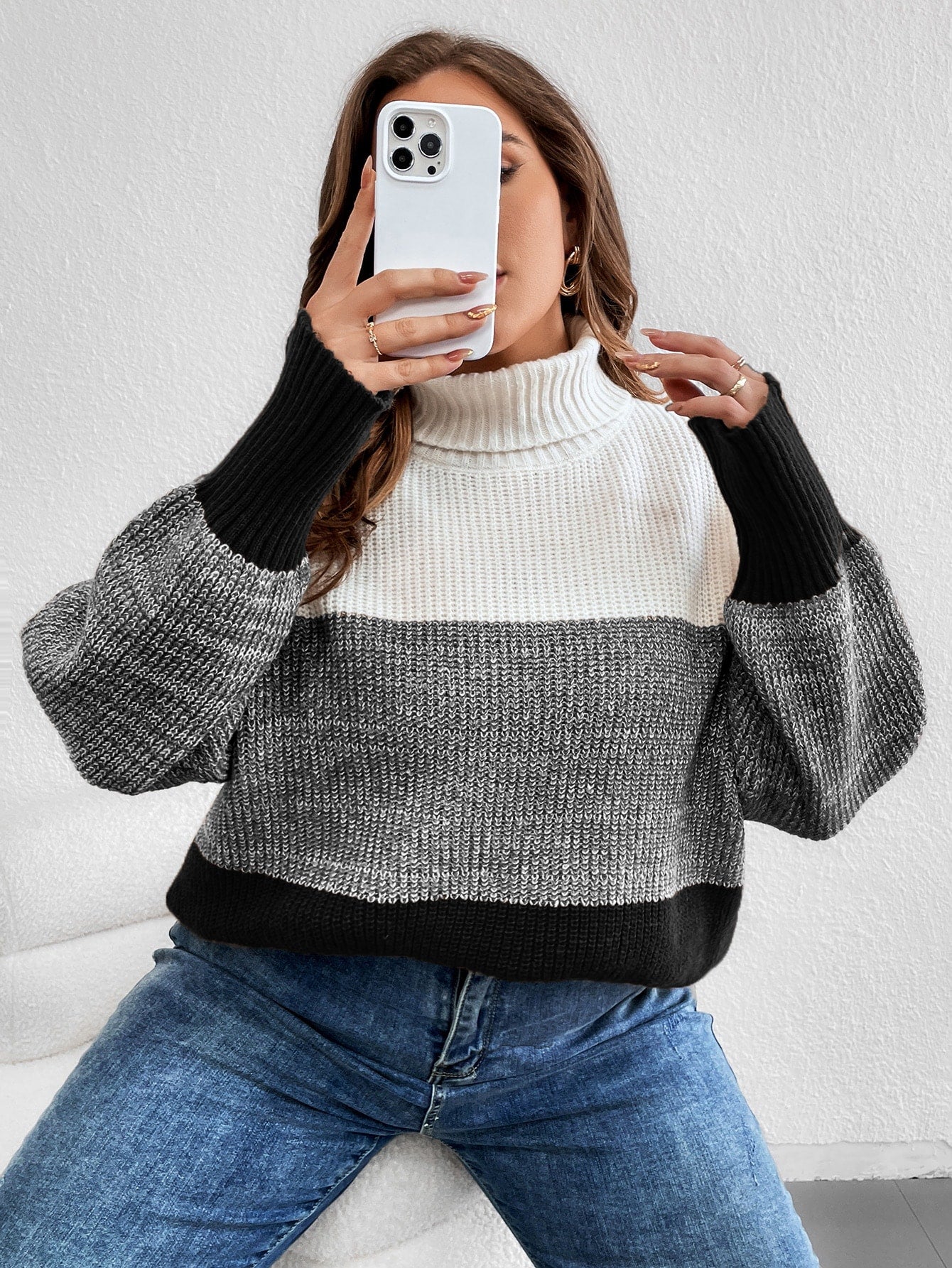 Suéter feminino blocos de cor e gola alta em tricô Kellys. Plus Size