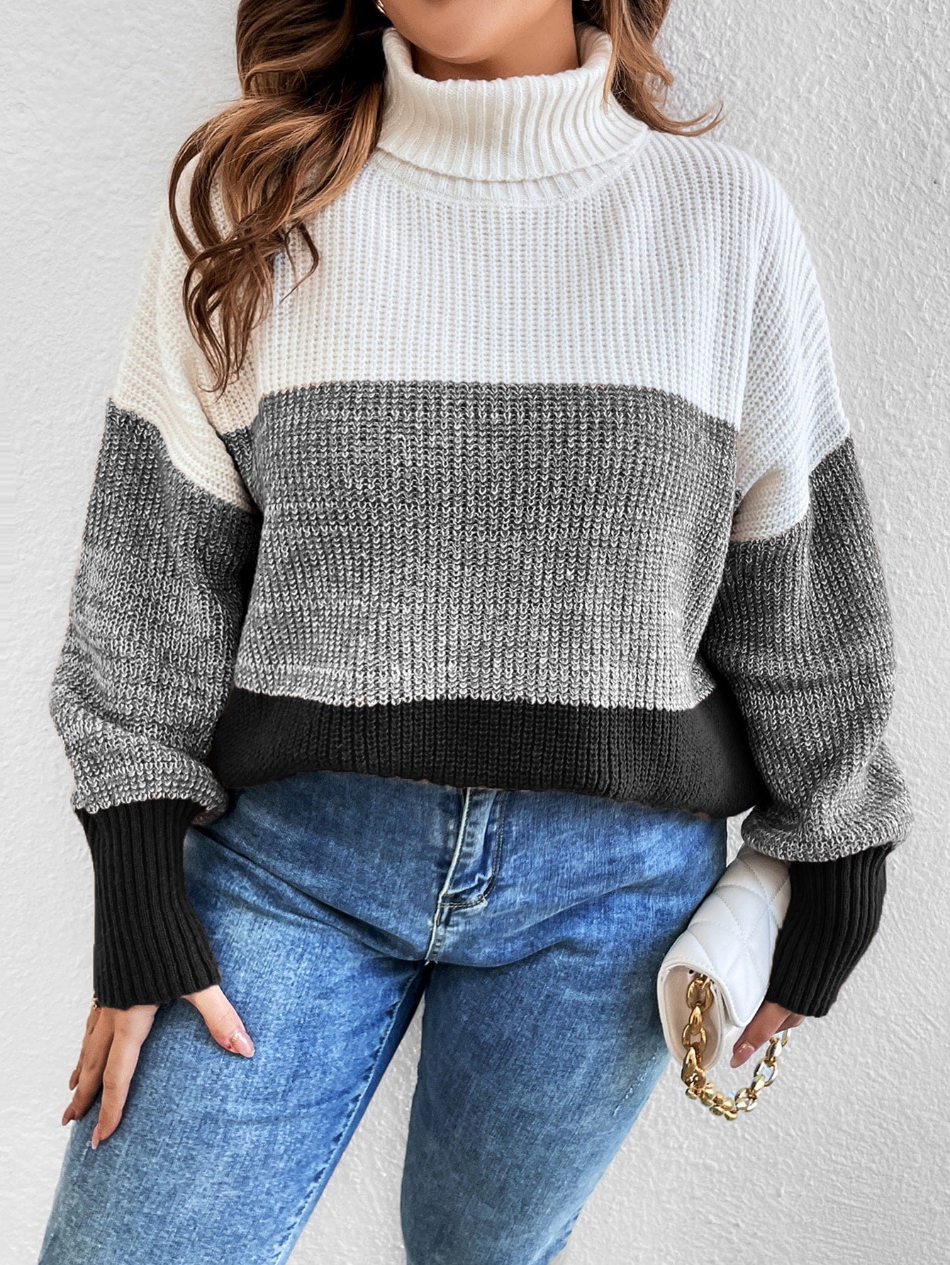 Suéter feminino blocos de cor e gola alta em tricô Kellys. Plus Size