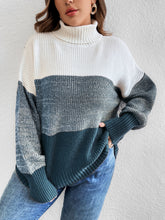 Suéter feminino blocos de cor e gola alta em tricô Kellys. Plus Size