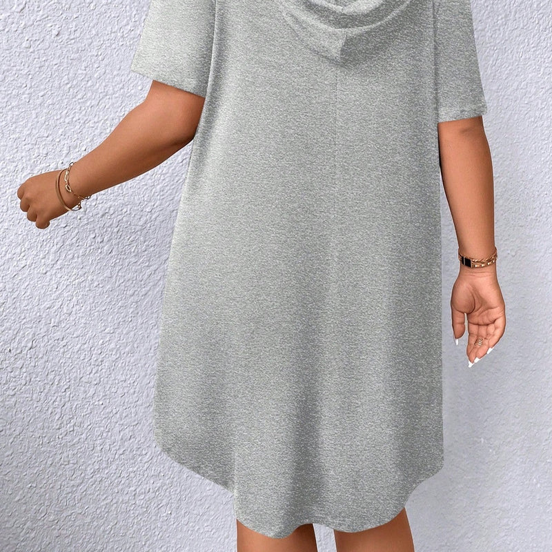 Vestido Feminino Liso com zíper e Capuz. Plus Size