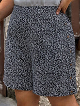 Short feminino estampado com falsos botões Luci. Plus Size