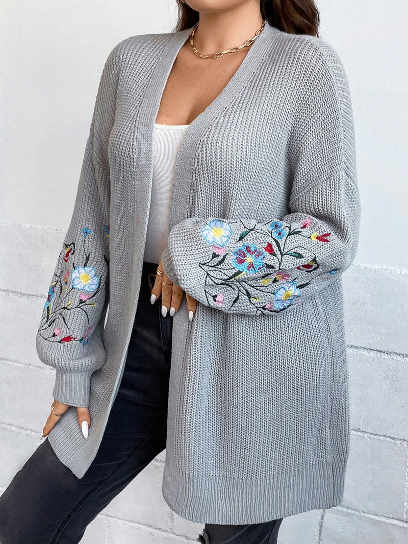 Cardigan em tricô com bordado na manga Maribel. Plus Size