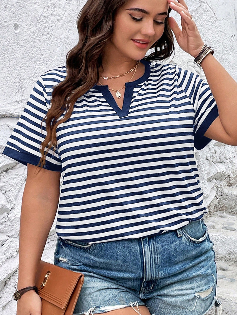 Camiseta Feminina Listrada com Gola Entalhada e Design Casual - Eloise. Plus Size