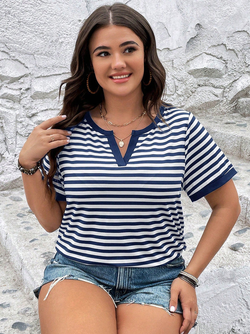 Camiseta Feminina Listrada com Gola Entalhada e Design Casual - Eloise. Plus Size