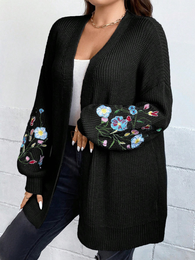 Cardigan em tricô Feminina com bordado na manga Maribel. Plus Size