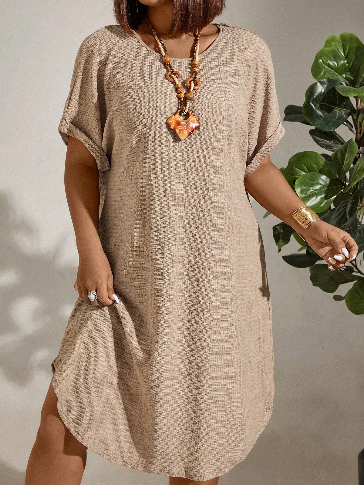 Vestido Feminino com Textura Leve e Manga Morcego - Eleonora. Plus Size