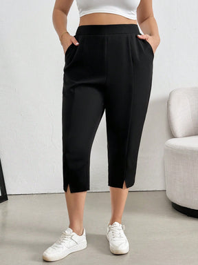 Calça feminina tipo capri com bolso lateral Tania. Plus Size