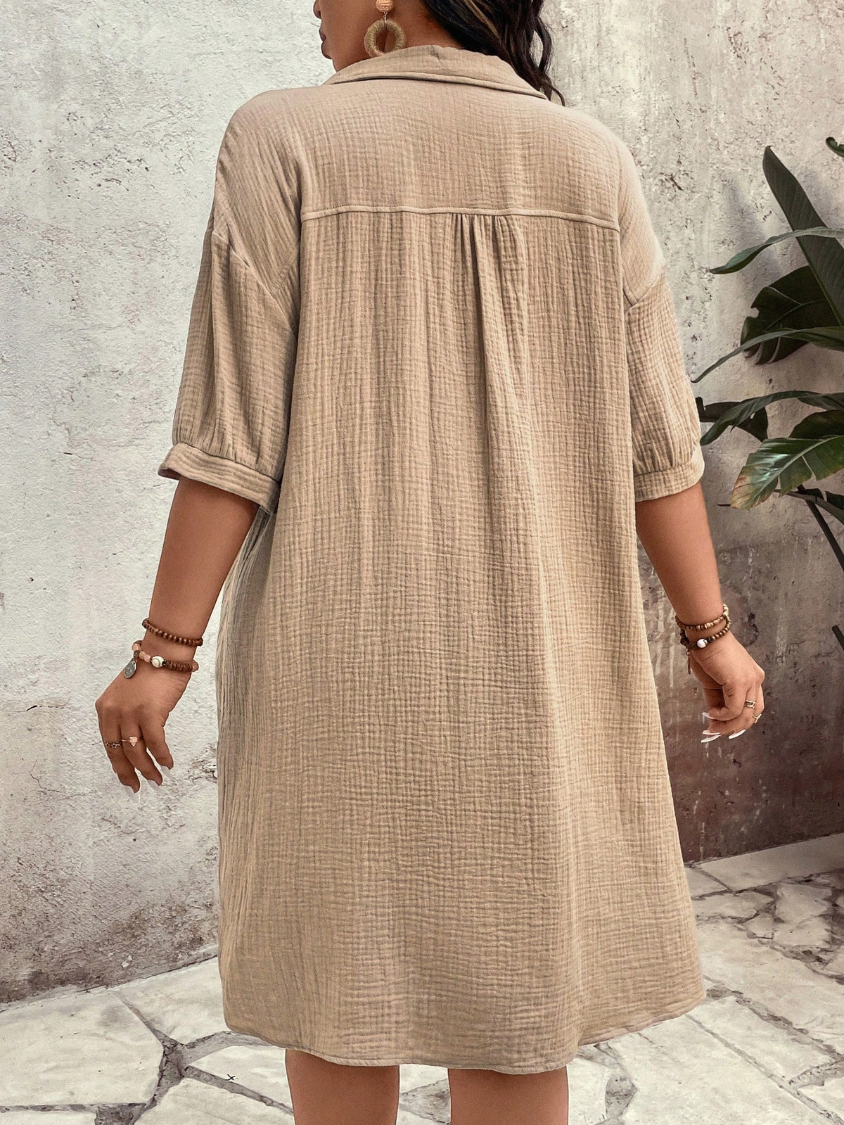 Vestido feminino casual de algodão com botões frontais Alicia. Plus Size