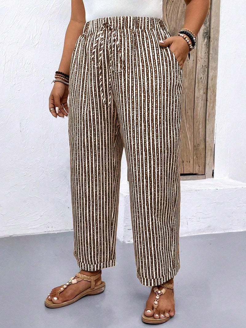 Calça feminina listrada com ajuste na cintura Kelly. Plus Size