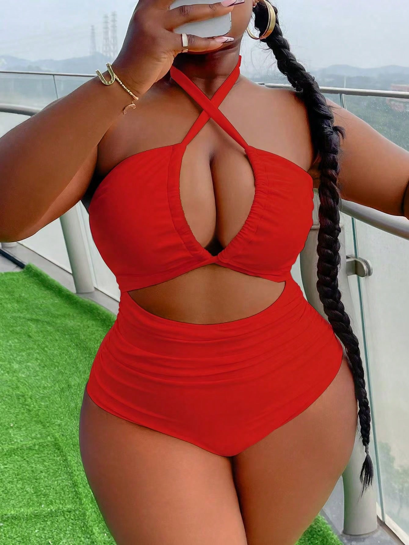 Maiô Feminino com Decote Halter e Recortes Vazados - Alana. Plus Size
