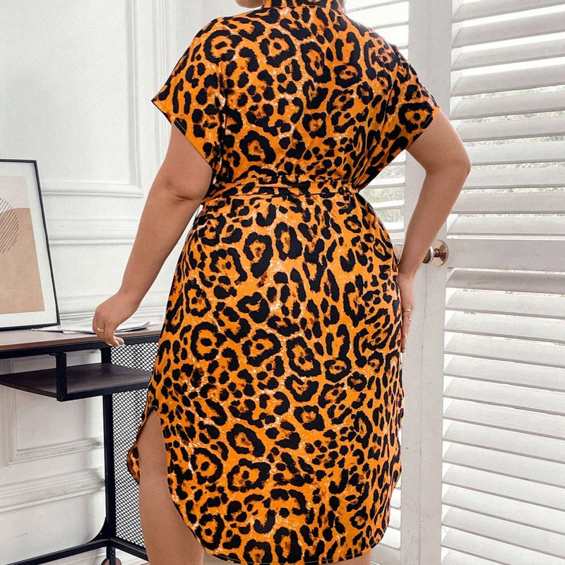 Vestido Feminino com ajuste na cintura e manga curta Leoparda. Plus Size
