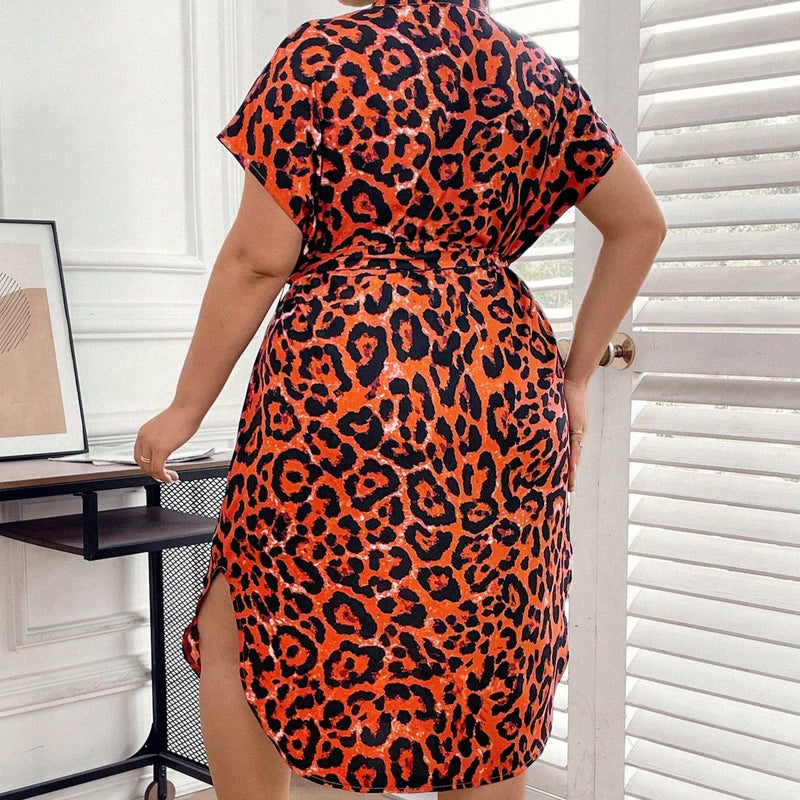 Vestido Feminino com ajuste na cintura e manga curta Leoparda. Plus Size