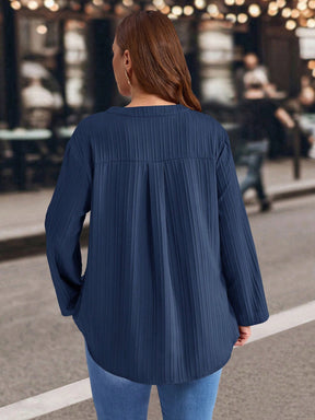 Blusa Feminina de mangas dobradas com gola entalhada - Melina. Plus Size