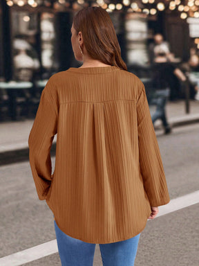 Blusa Feminina de mangas dobradas com gola entalhada - Melina. Plus Size