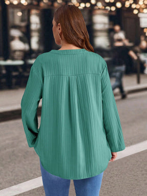 Blusa Feminina de mangas dobradas com gola entalhada - Melina. Plus Size