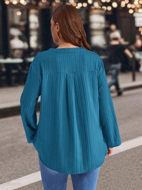 Blusa Feminina de mangas dobradas com gola entalhada - Melina. Plus Size