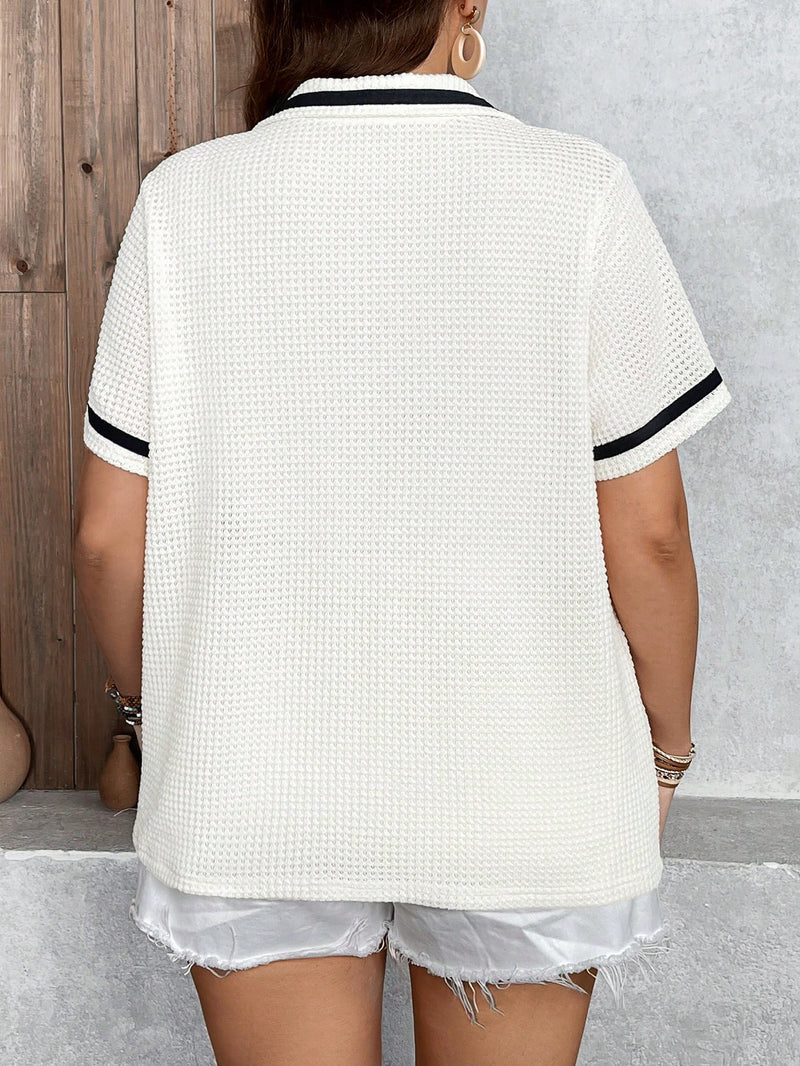 Blusa Polo Feminina com Gola Contrastante e Manga Curta - Camille. Plus Size