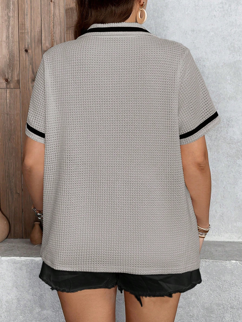 Blusa Polo Feminina com Gola Contrastante e Manga Curta - Camille. Plus Size