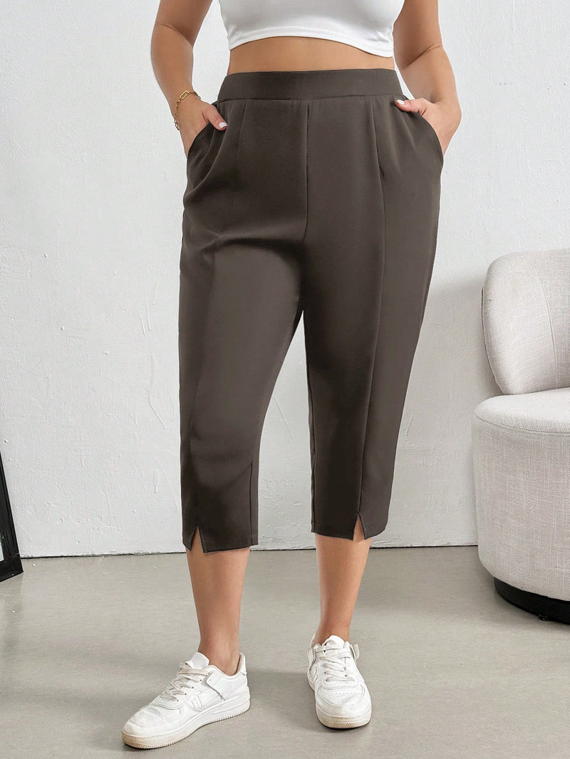 Calça feminina tipo capri com bolso lateral Tania. Plus Size