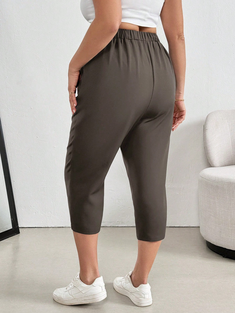 Calça feminina tipo capri com bolso lateral Tania. Plus Size